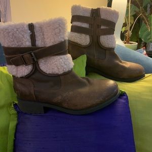 EUC Uggs Ankle, Shearling Lined Boots - Size 8